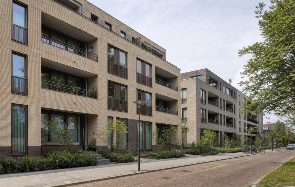 Een rij moderne Nederlandse appartementgebouwen