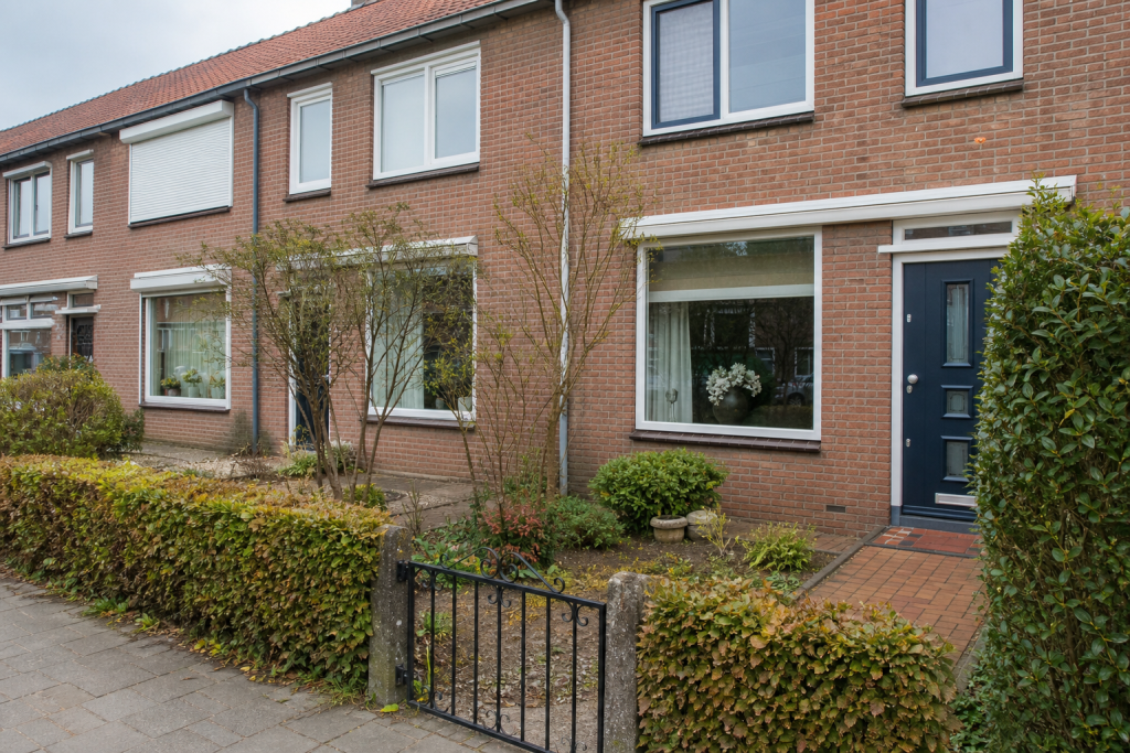 Een Nederlands rijtjeshuis aan een rustige straat